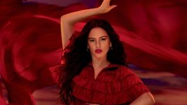 rosalia conquisto a todos en un traje de bano revelador y ajustado