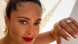 salma hayek celebro su cumpleanos 54 con un vestido que mostraba mucha piel