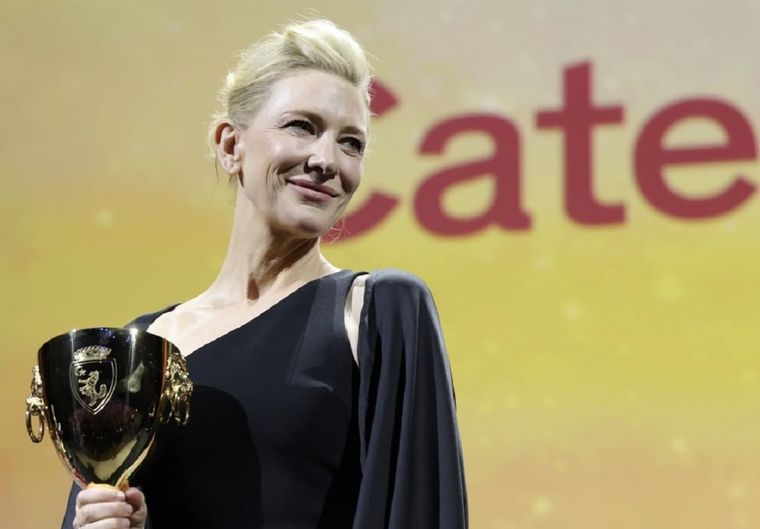 Cate Blanchett alzó la Copa Volppi a la Mejor Actriz