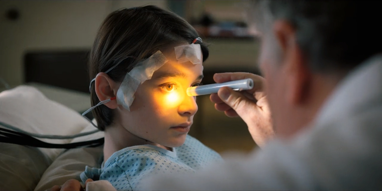 En la segunda temporada, Will vuelve a caer víctima de la influencia del Upside Down.  En la segunda temporada, Will vuelve a caer víctima de la influencia del Upside Down.