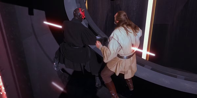 El personaje e Liam Neeson muere en manos de Darth Maul. El personaje e Liam Neeson muere en manos de Darth Maul.