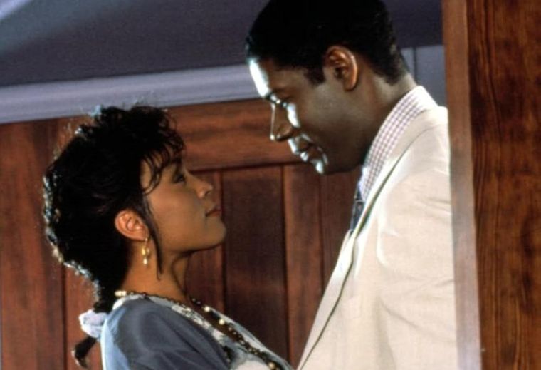 Whitney Houston es una de las protagonistas de esta comedia romántica