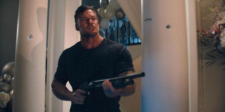 Alan Ritchson en el último episodio de la tercera temporada de Reacher.