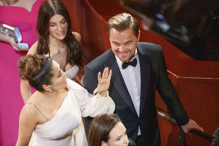 Camila y Leo durante una ceremonia de premios