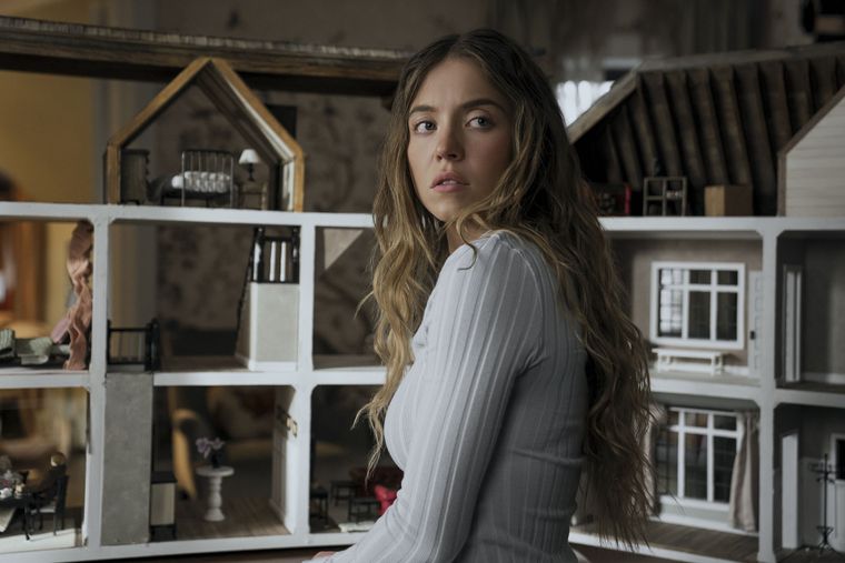 Sydney Sweeney es Millie, una joven que quiere dejar atrás su pasado pero la casa de los Winchester no será la ayuda que necesita. Sydney Sweeney es Millie, una joven que quiere dejar atrás su pasado pero la casa de los Winchester no será la ayuda que necesita.