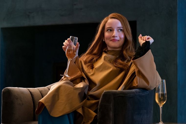 Julia Garner se pone en la piel de una conocida estafadora.