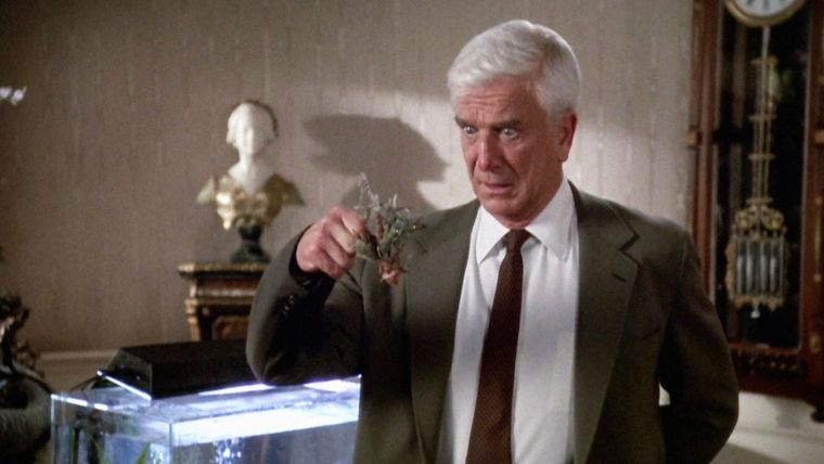 El gran Leslie Nielsen desplegando su magia como el teniente Frank Drebin. El gran Leslie Nielsen desplegando su magia como el teniente Frank Drebin.