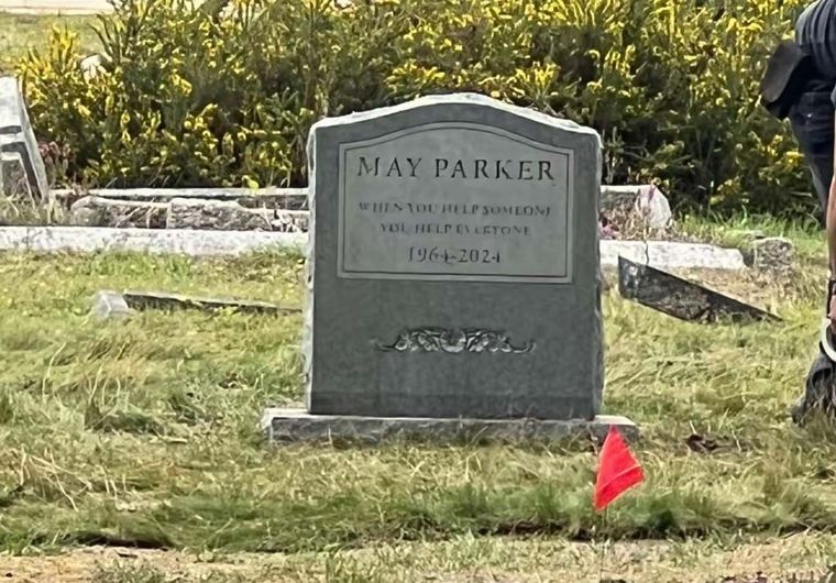 Los personajes visitan la tumba de May Parker. Los personajes visitan la tumba de May Parker.