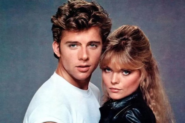 Caulfield y Michelle Pfieffer protagonizan Grease 2, un film denostado que hoy es un clásico de culto