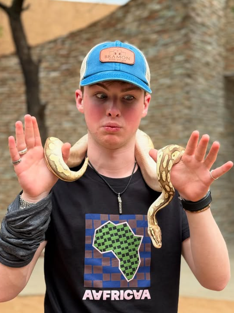 Iain Armitage se encuentra viajando por el mundo Iain Armitage se encuentra viajando por el mundo