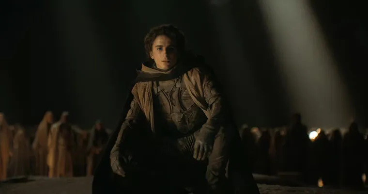 En las películas de Dune (así como en el libro) el personaje de Paul cambia radicalmente. En las películas de Dune (así como en el libro) el personaje de Paul cambia radicalmente.