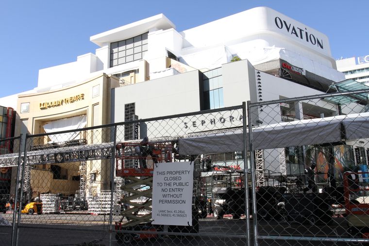 La entrada del Cine Dolby Theatre en Los Ángeles, California, ultima detalles para la 98° edición de los Premios Oscar. La entrada del Cine Dolby Theatre en Los Ángeles, California, ultima detalles para la 98° edición de los Premios Oscar.