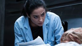 Shay Mitchell es la protagonista de Cadáver.