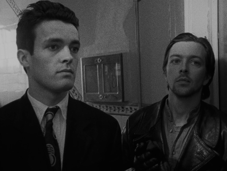 Following ha sido reconocida como una de las películas de bajo presupuesto más notables de su tiempo. Following ha sido reconocida como una de las películas de bajo presupuesto más notables de su tiempo.