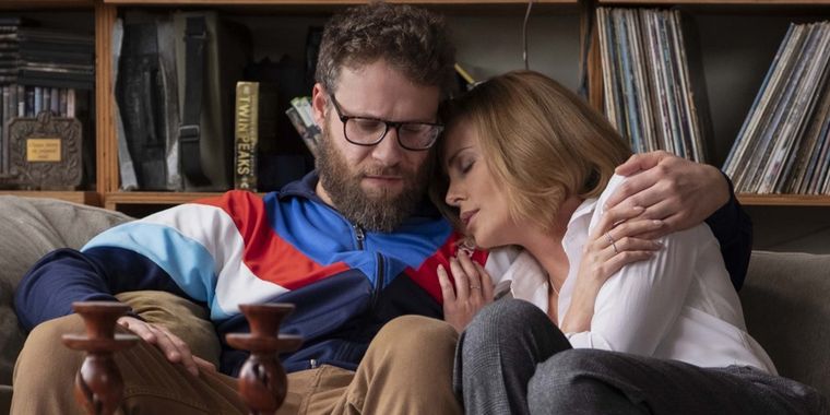 Theron y Rogen en una película amable y divertida