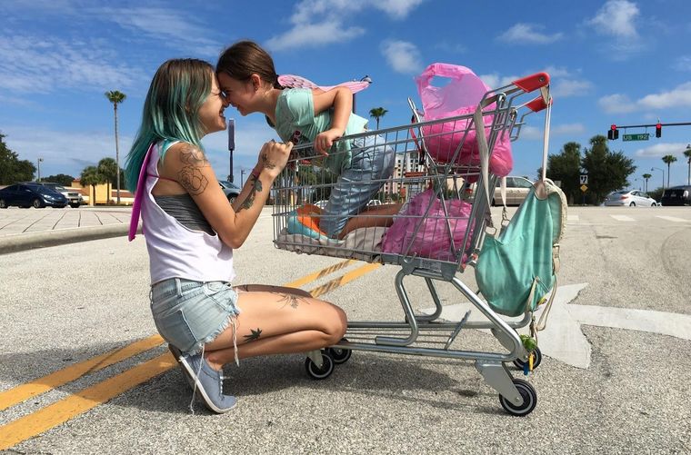 Bria Vinaite y Brooklynn Prince protagonizan la emocionante película The Florida Project.