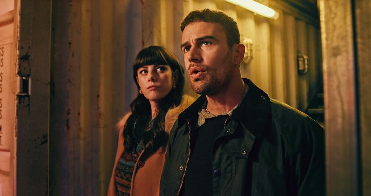 Kaya Scodelario y Theo James interpretan a Susan y Eddie en The Gentlemen.  Kaya Scodelario y Theo James interpretan a Susan y Eddie en The Gentlemen. 