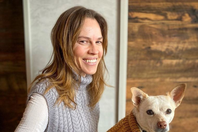 El día que Hilary Swank le salvó la vida a un perro durante un rodaje