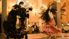 Emma Stone como Bella Baxter durante la escena del baile