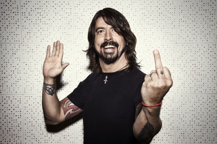 Dave Grohl emprolijó su look de rockstar