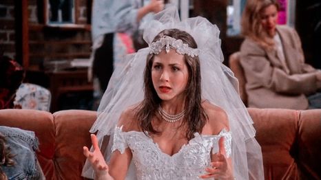 El vestido de novia de Rachel ha generado un encendido debate entre los fans.