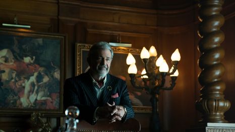 Mel Gibson se roba la atención como Corman