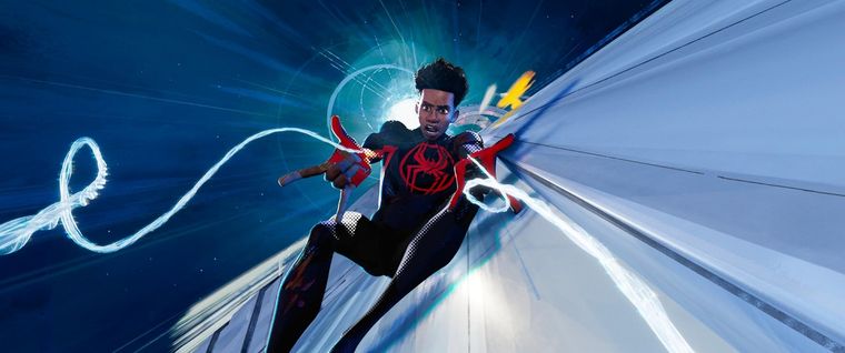Miles Morales demostrando sus habilidades en Across the Spider-Verse