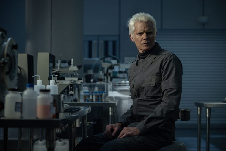 Timothy Olyphant como Kirsh, uno de los híbridos que presenta la historia. Timothy Olyphant como Kirsh, uno de los híbridos que presenta la historia.