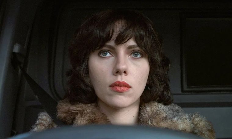Under The Skin (2013), dirigida por Jonathan Glazer, está protagonizada por Scarlett Johansson.