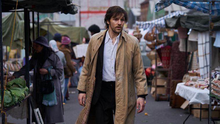 La película de acción fue muy elogiada por su ambientación y secuencias de acción La película de acción fue muy elogiada por su ambientación y secuencias de acción