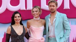 America Ferrera, Margot Robbie y Ryan Gosling en la premiere de Barbie en Londres