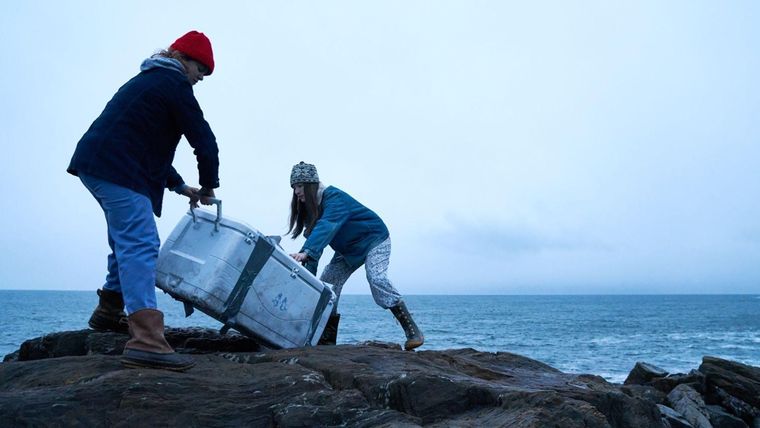 Morgan Saylor y Sophie Lowe protagonizan Blow The Man Down. Morgan Saylor y Sophie Lowe protagonizan Blow The Man Down.