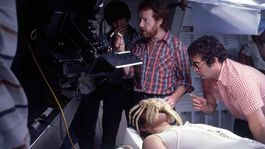 Ridley Scott en el set de filmación de Alien (1979) junto al equipo y un facehugger