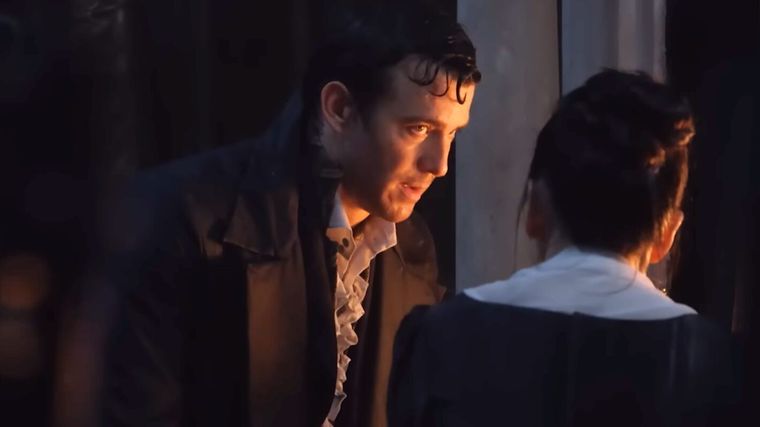 Benedict queda mal herido tras defender a Sophie y su compañera en casa de los Cavender. Benedict queda mal herido tras defender a Sophie y su compañera en casa de los Cavender. 