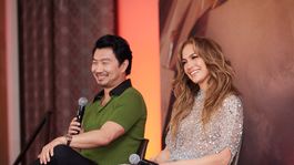 Simu Liu y Jennifer Lopez estuvieron presentes en la conferencia de prensa latinoamericana del esperado estreno de Netflix