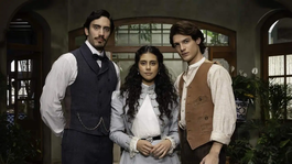 Situada en la Revolución Mexicana, Mal de amores se centra en una joven que cree tenerlo todo hasta que regresa al pueblo un viejo amor. Situada en la Revolución Mexicana, Mal de amores se centra en una joven que cree tenerlo todo hasta que regresa al pueblo un viejo amor.