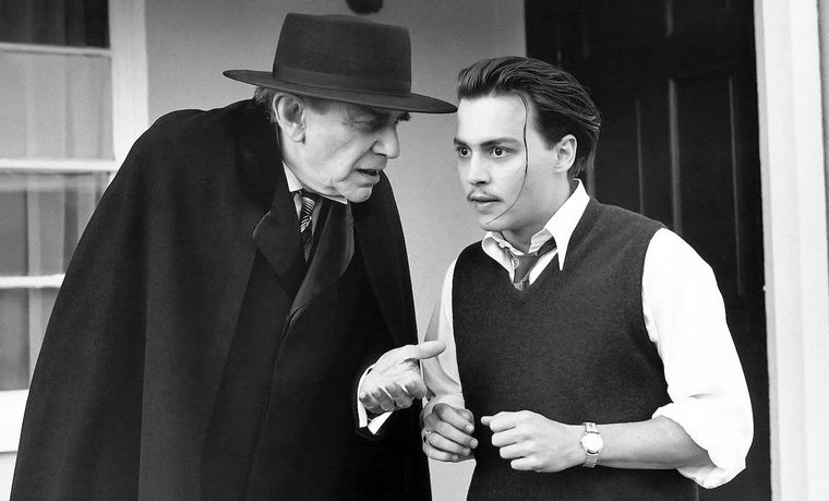 Ed Wood es una película de 1994 protagonizada por Johnny Depp que narra la vida del famoso director Ed Wood. Béla Lugosi es el otro foco de la historia en ella. Ed Wood es una película de 1994 protagonizada por Johnny Depp que narra la vida del famoso director Ed Wood. Béla Lugosi es el otro foco de la historia en ella.