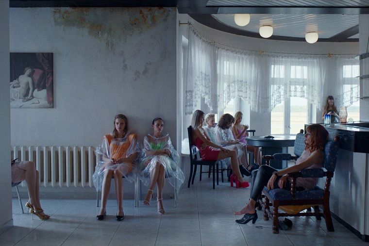 Toxic, dirigida por Saulé Bliuvaité. Toxic, dirigida por Saulé Bliuvaité.