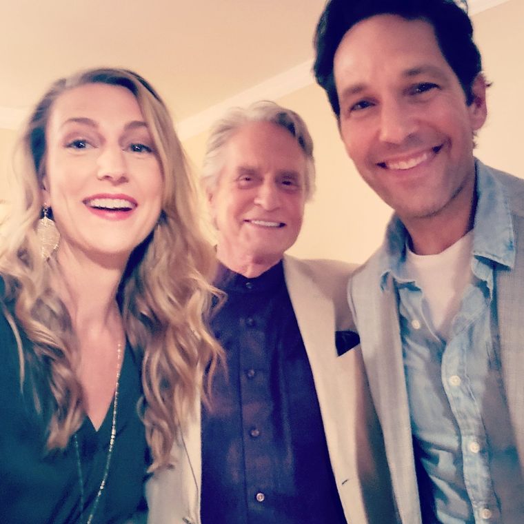 La periodista que denunció a la Asociación que entrega los Globos de Oro junto a Michael Douglas y Paul Rudd