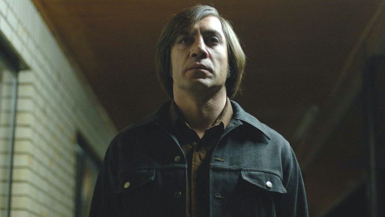 Javier Bardem interpreta a un asesino a sueldo en la película Sin lugar para los débiles, basada en la novela homónima de McCarthy.