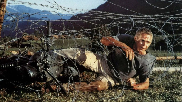 El gran escape está protagonizada por Steve McQueen, quien sirvió en el Cuerpo de Marines de los Estados Unidos.