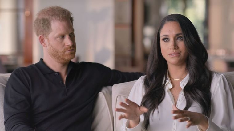 La directora de la docuserie Harry y Meghan disparó contra el Palacio de Buckingham