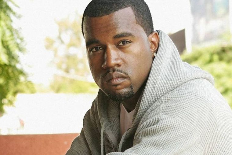 Kanye West y su novia fueron descubiertos teniendo relaciones públicamente.