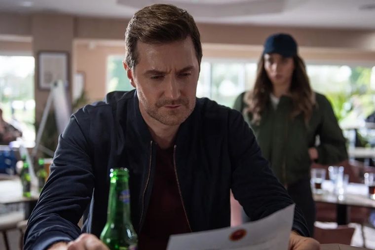 No hables con extraños tiene 8 episodios.