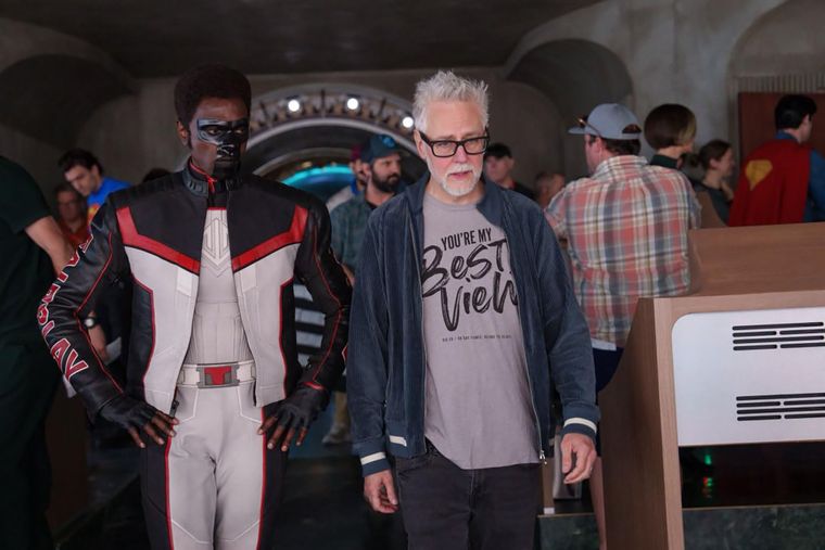 James Gunn en el rodaje de Superman junto a Edi Gathegi, quien se convertirá en Mister Terrific.