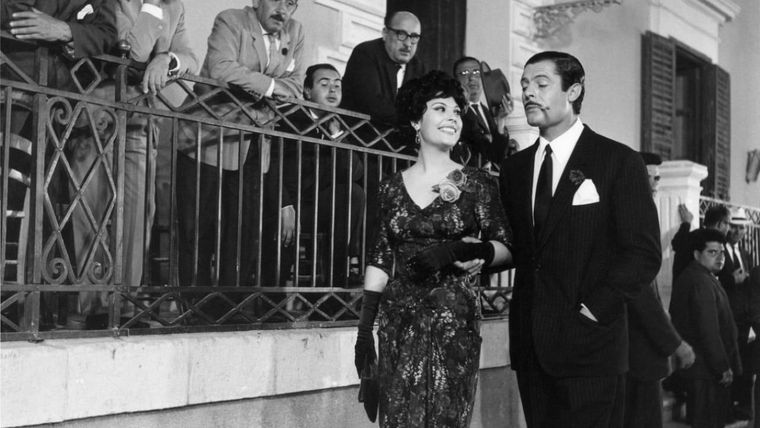 La película ganó el Oscar al Mejor Guion Original y convirtió a Marcello Mastroianni en una estrella internacional. La película ganó el Oscar al Mejor Guion Original y convirtió a Marcello Mastroianni en una estrella internacional.