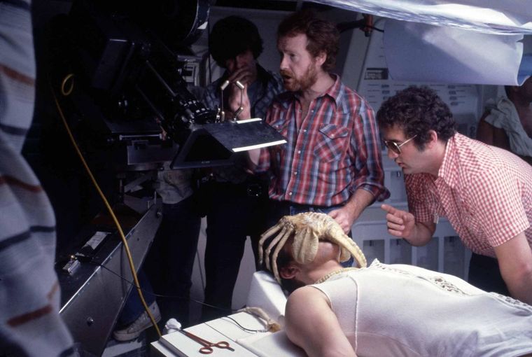Ridley Scott en el set de filmación de Alien (1979) junto al equipo y un facehugger. Ridley Scott en el set de filmación de Alien (1979) junto al equipo y un facehugger.