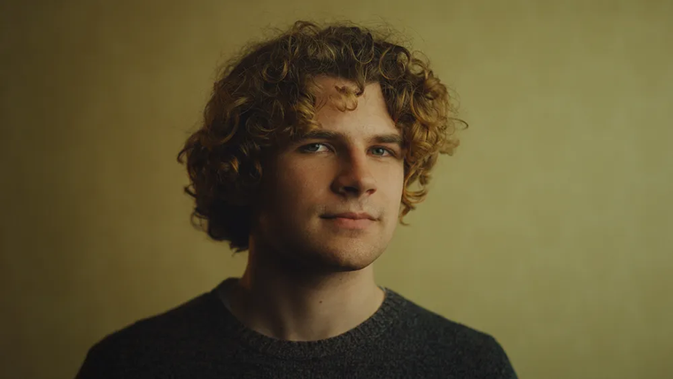 Kane Parsons dirigió una web serie inspirada en el fenómeno web y ahora está a cargo de su adaptación en A24. Tiene 20 años. Kane Parsons dirigió una web serie inspirada en el fenómeno web y ahora está a cargo de su adaptación en A24. Tiene 20 años.