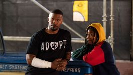 Jamie Foxx le prestó dinero a la actriz que lo acompaña en Project Power
