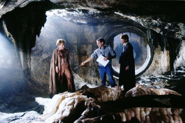 Chris Columbus junto a Kenneth Branagh y Rupert Grint en el rodaje de Harry Potter y la cámara secreta.